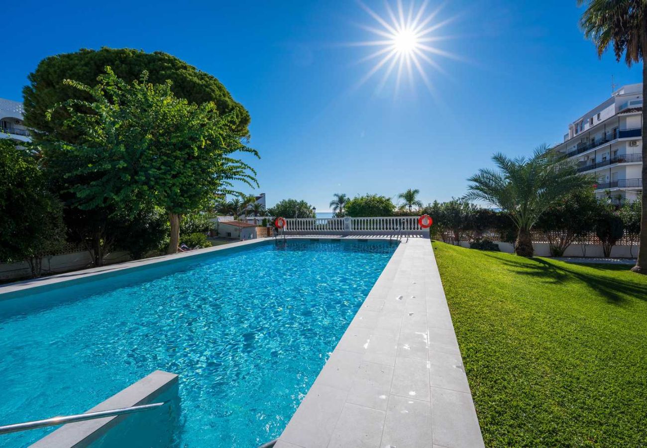 Piscina di acqua salata all'Edificio Carabeo in una giornata di sole.