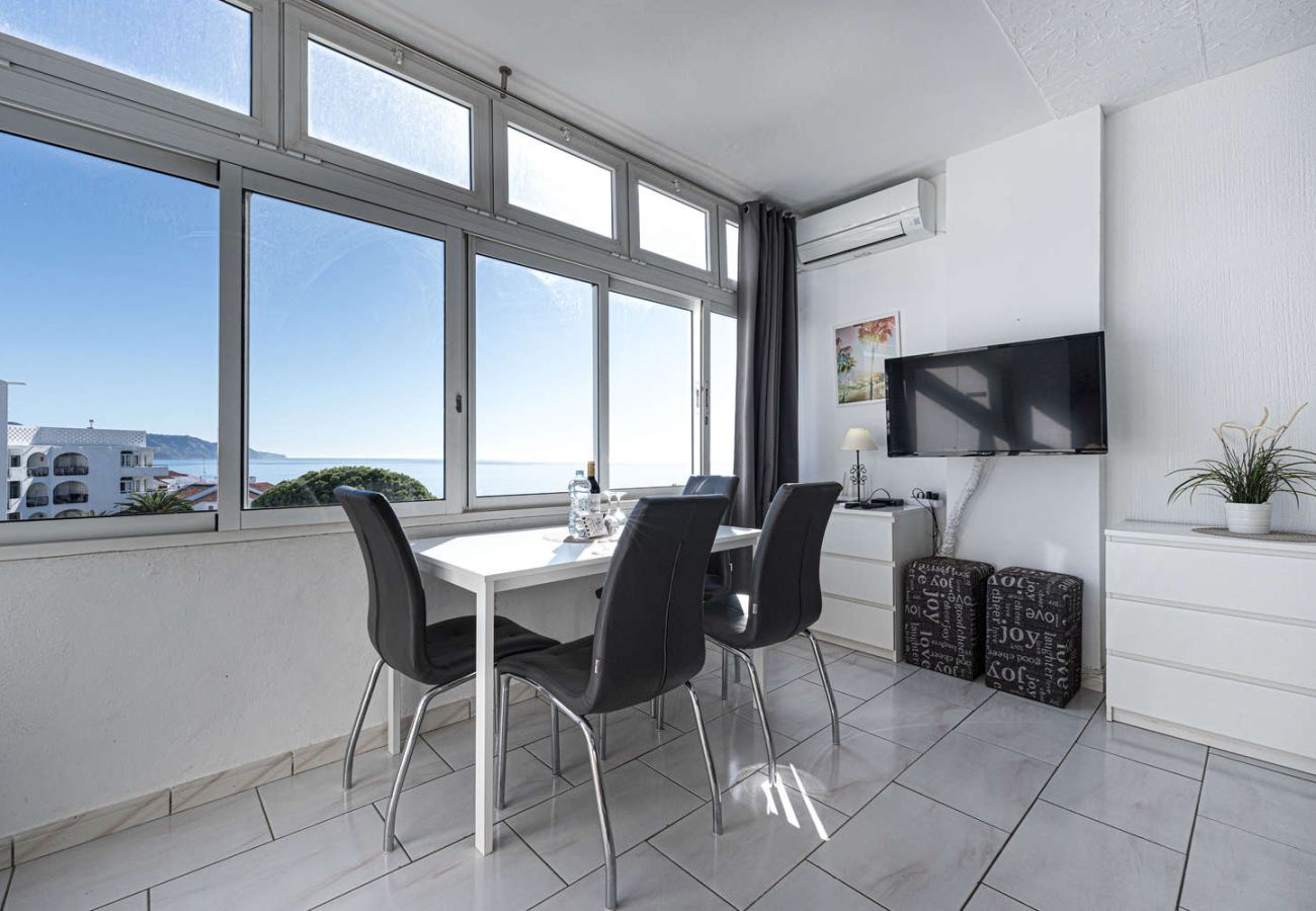 Soggiorno luminoso con zona pranzo in Edificio Carabeo.