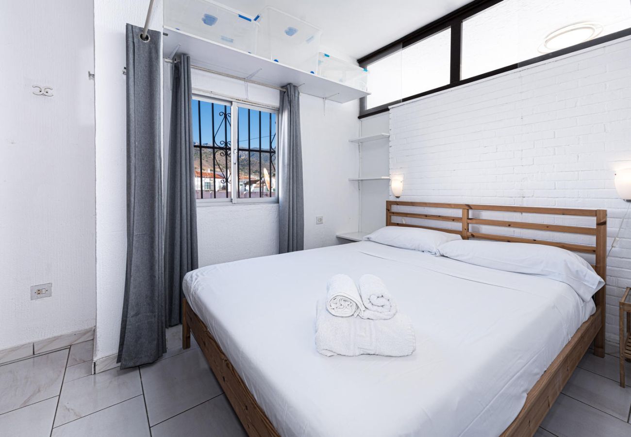 Camera da letto principale con letto matrimoniale.