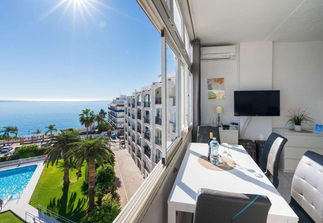 Zona pranzo in Carabeo 45 con vista mare e piscina.