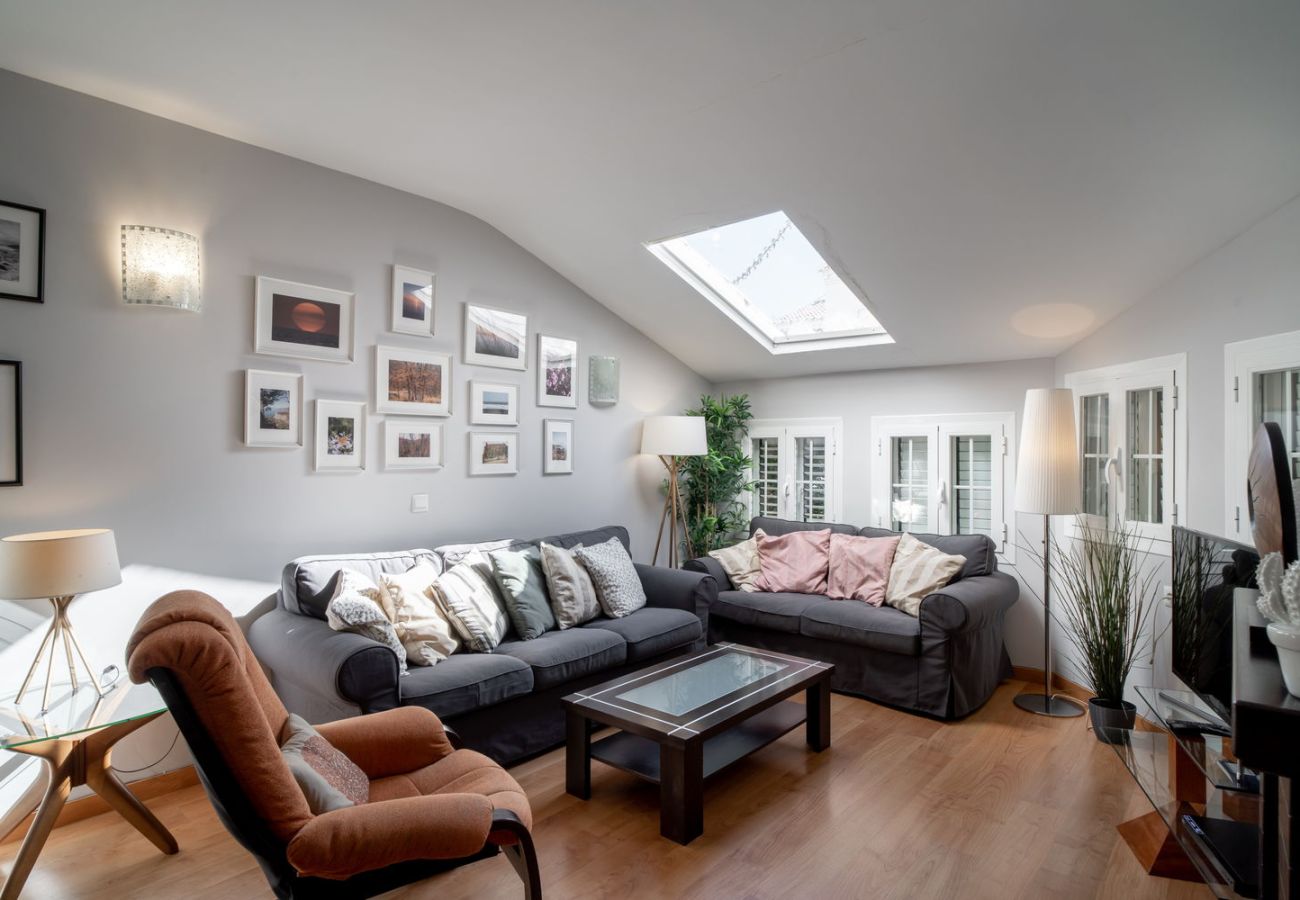 Ampio soggiorno con aria condizionata e divani in casa vacanze a Nerja