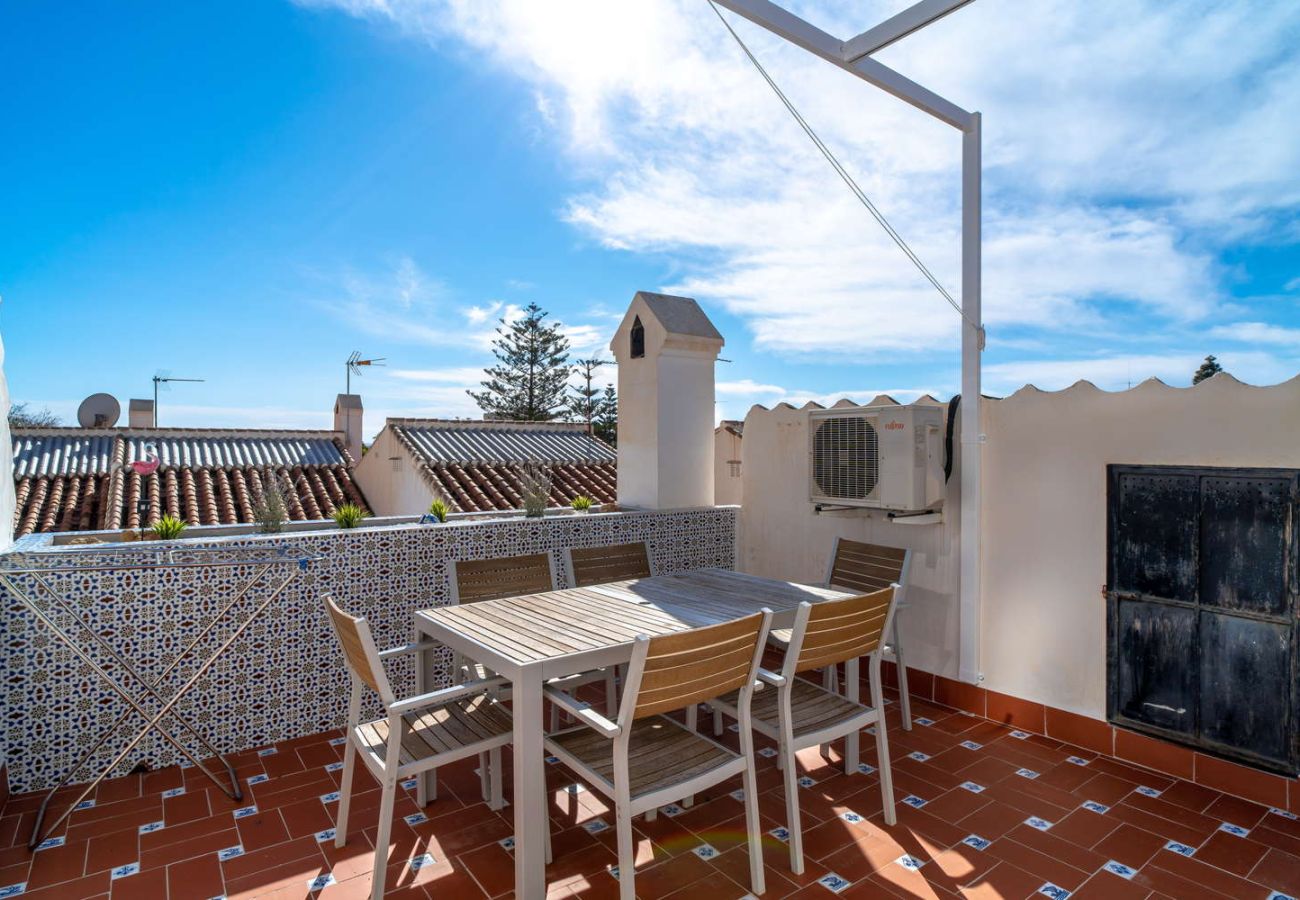 Terrazza privata sul tetto con zona pranzo e barbecue a Nerja