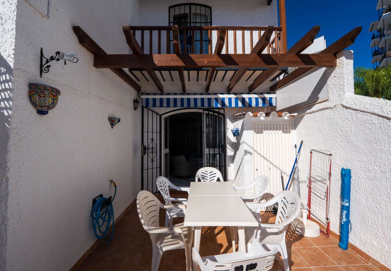 Terrazza privata con lettini e zona pranzo all'aperto a Nerja.