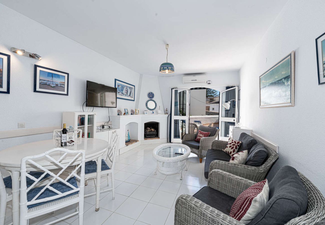 Soggiorno e zona pranzo con aria condizionata e accesso diretto alla terrazza privata.