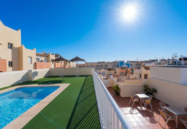 Piscina condominiale sul tetto con lettini nella zona Torrecilla, Nerja.