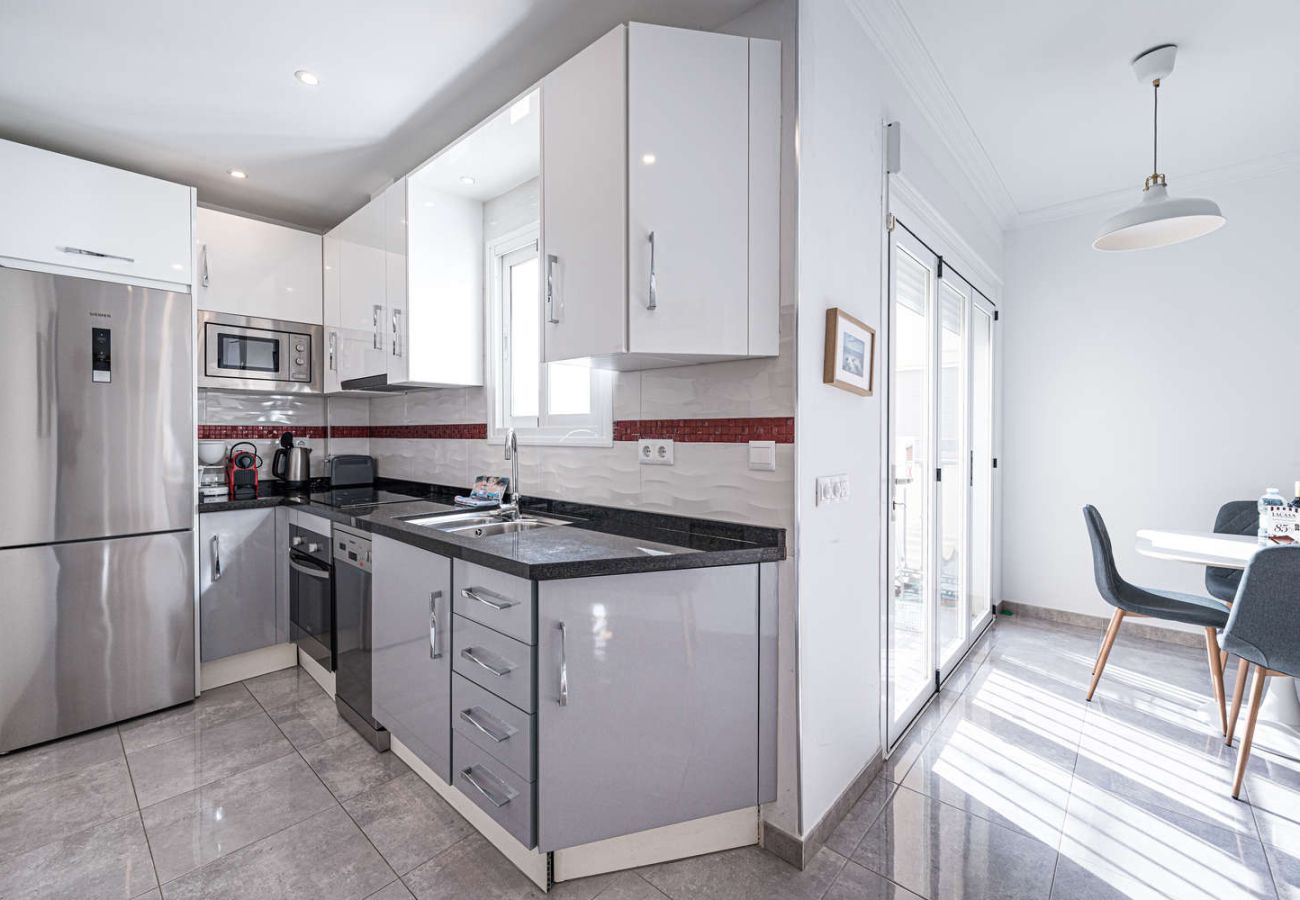 Cucina moderna completamente attrezzata in appartamento vacanze a Nerja.