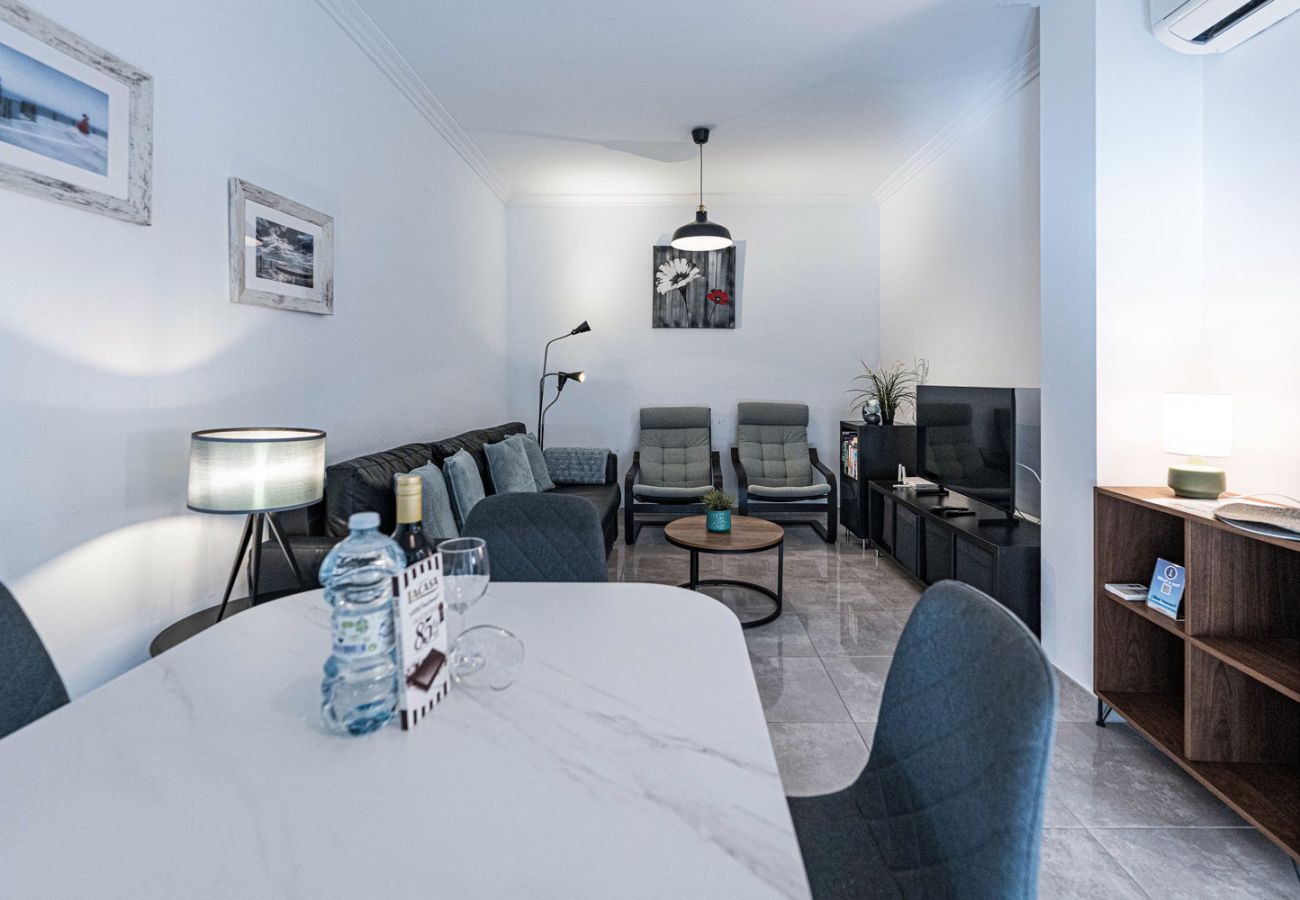 Soggiorno moderno ristrutturato in appartamento a Nerja vicino alla spiaggia.