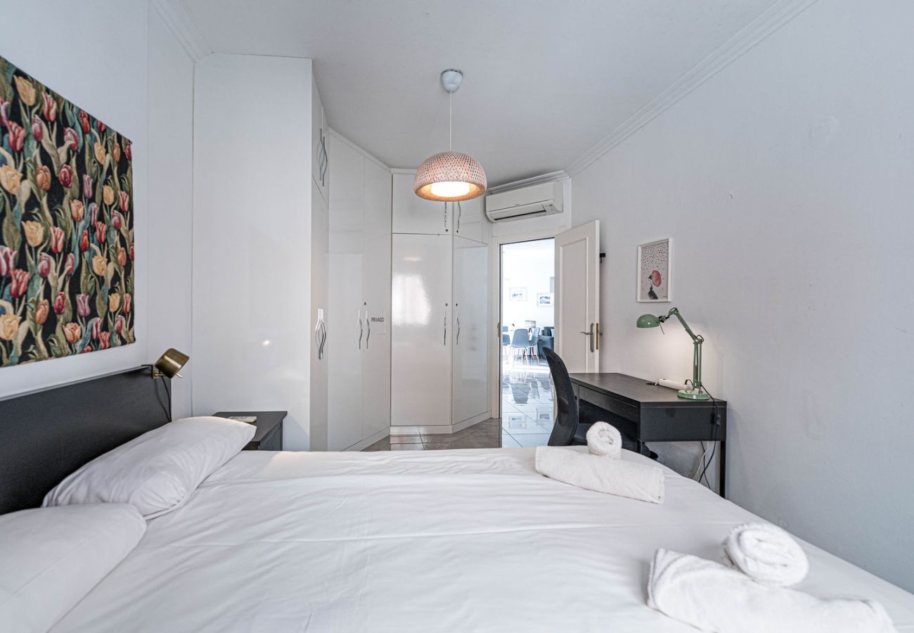 Camera da letto matrimoniale con scrivania per smart working a Nerja.