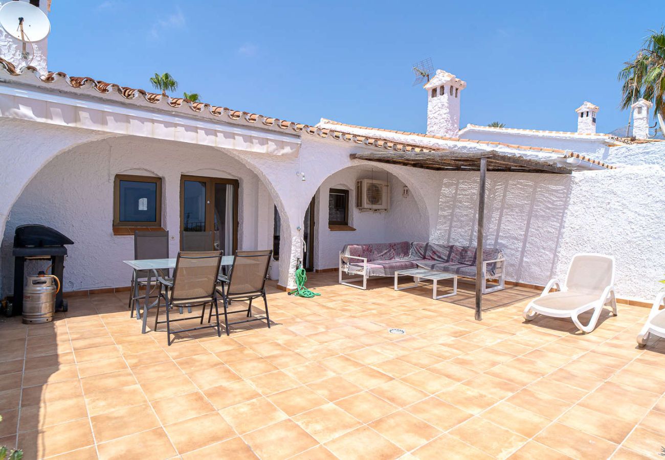 Ampia terrazza di 30mq con tavolo da pranzo esterno e lettini a Capistrano Village.