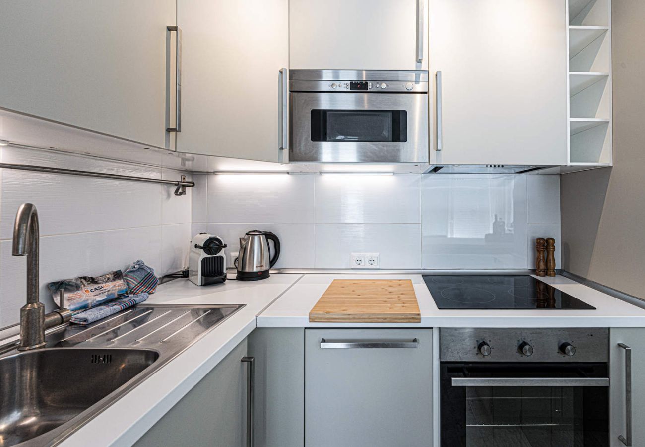 Cucina aperta completamente attrezzata nell'appartamento Acapulco Playa 302.