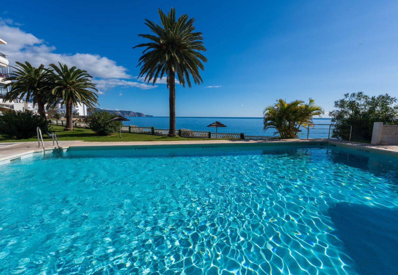 Piscina condominiale con vista mare nell'edificio Acapulco