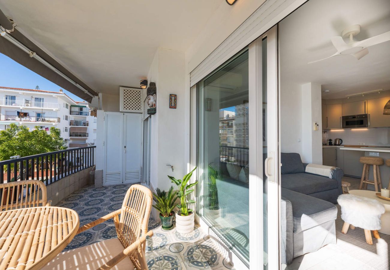 Vista dalla terrazza verso l'interno dell'appartamento Acapulco Playa 302 recentemente ristrutturato.