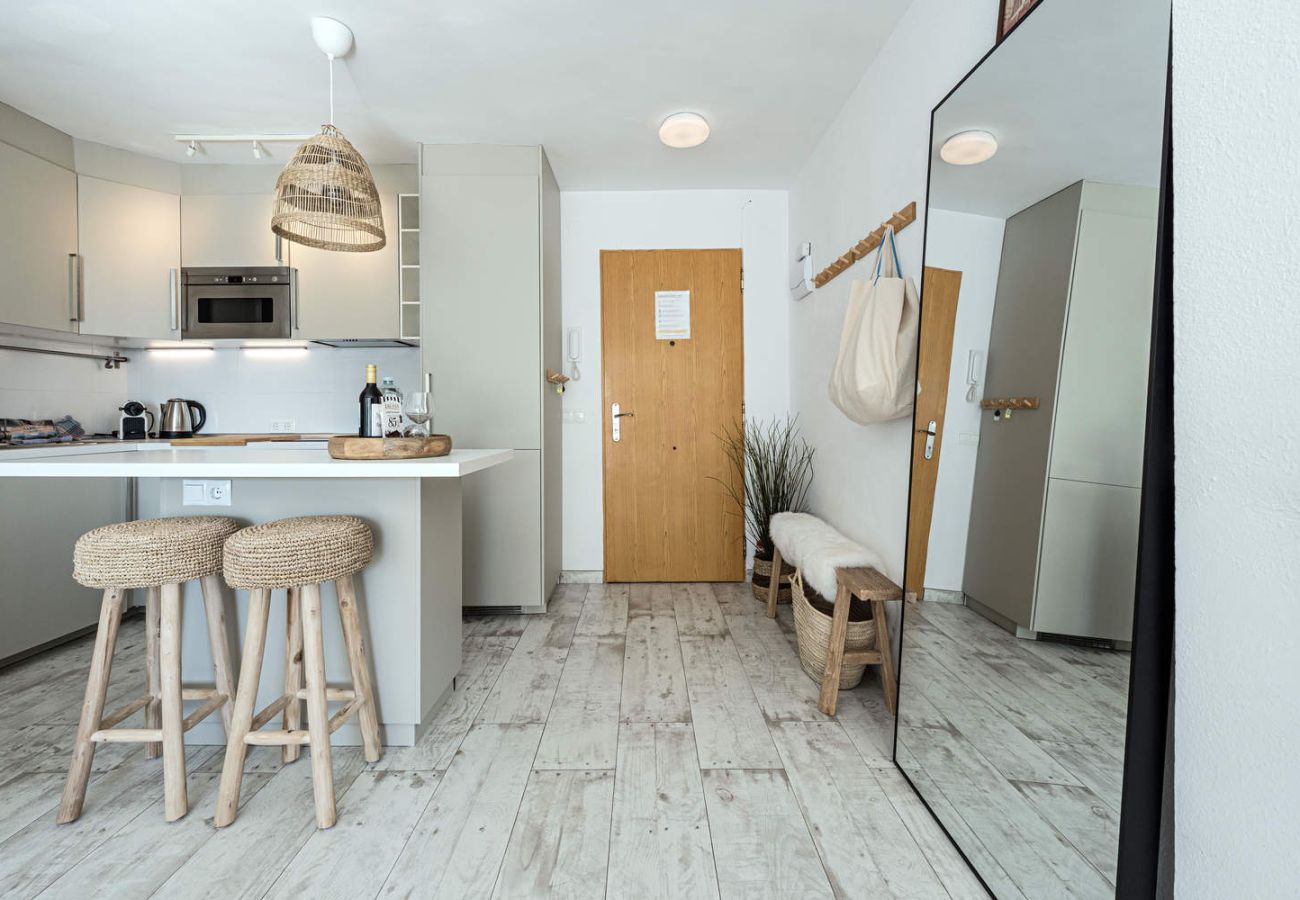 Luminoso salone dell'appartamento Acapulco Playa 302 con accesso diretto alla terrazza.