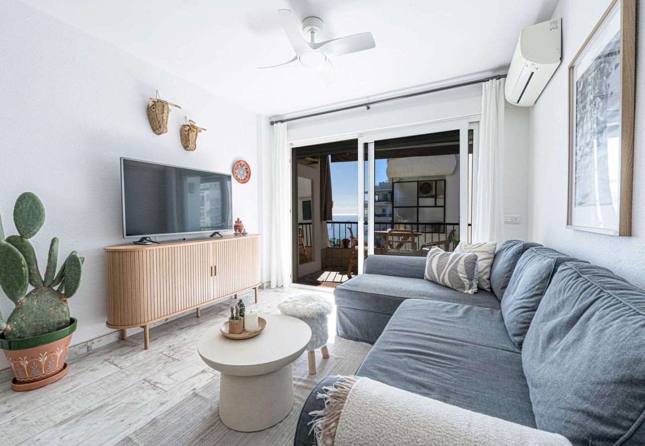 Vista della sala relax con televisione e terrazza negli appartamenti Acapulco 302.