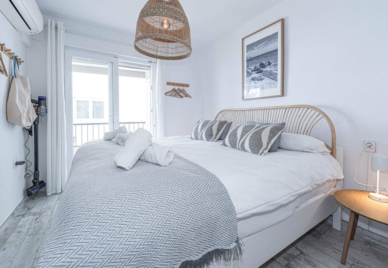 Luminosa camera da letto con letto matrimoniale con materasso grande e comodo