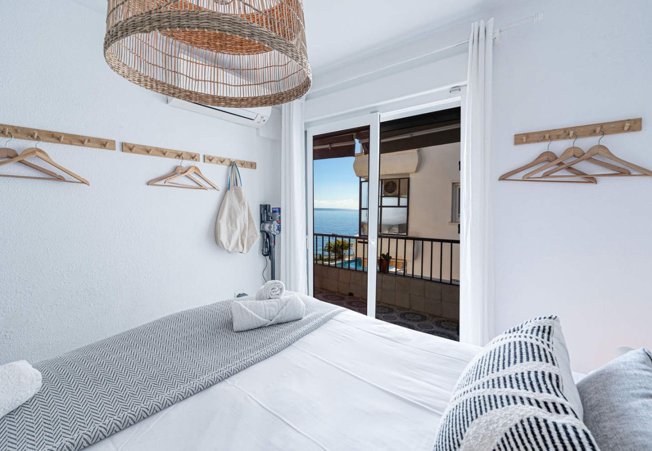 Camera doppia con comfort, si vede l'aspirapolvere Dyson a disposizione degli ospiti.