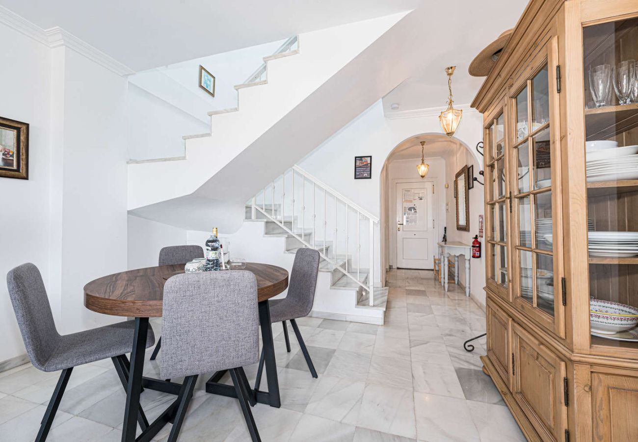 Zona pranzo familiare accanto alla cucina completamente attrezzata e ingresso.