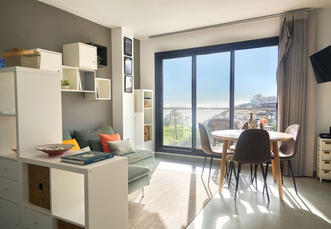 Soggiorno moderno con accesso diretto alla terrazza e vista mare a Balcón del Mar Nerja.
