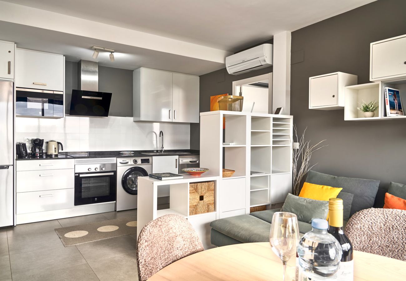 Cucina di fascia alta completamente attrezzata con forno e lavastoviglie in casa vacanze.