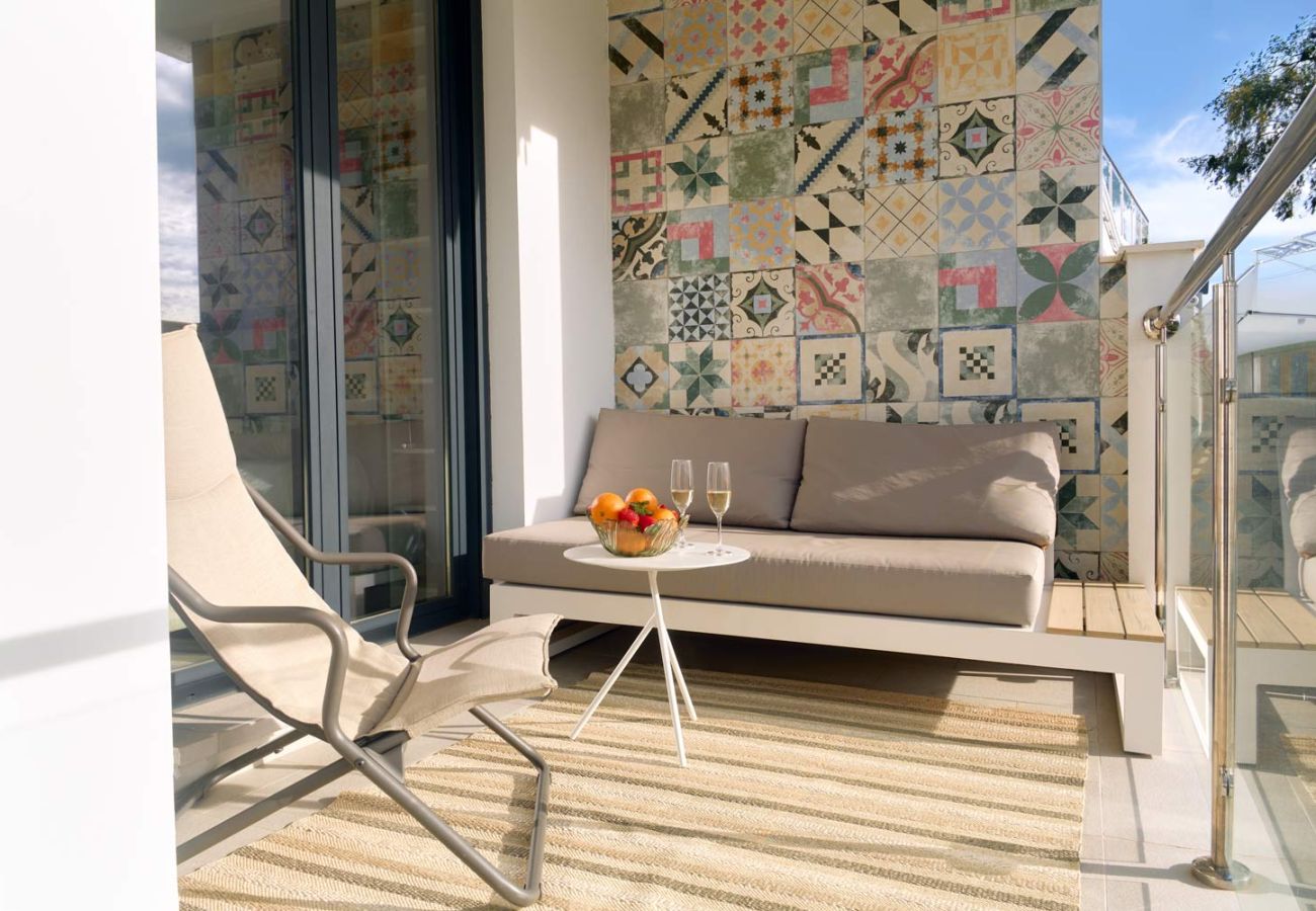 Area lounge esterna con divano su terrazza privata fronte mare a Balcón del Mar.