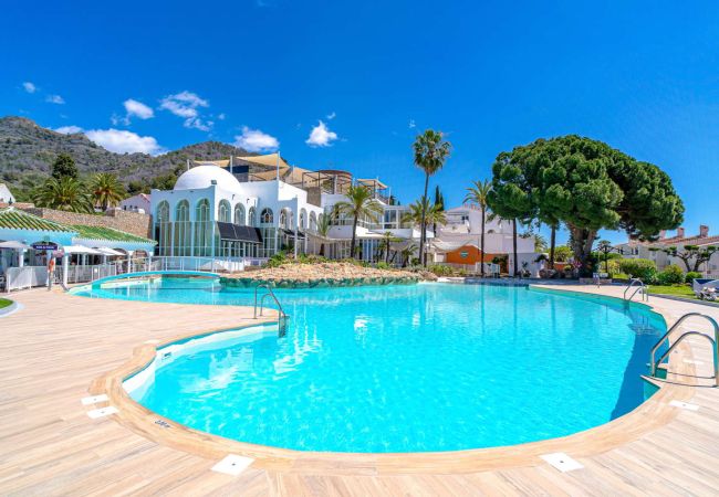 Grande piscina condominiale con area per bambini a San Juan de Capistrano, Nerja.