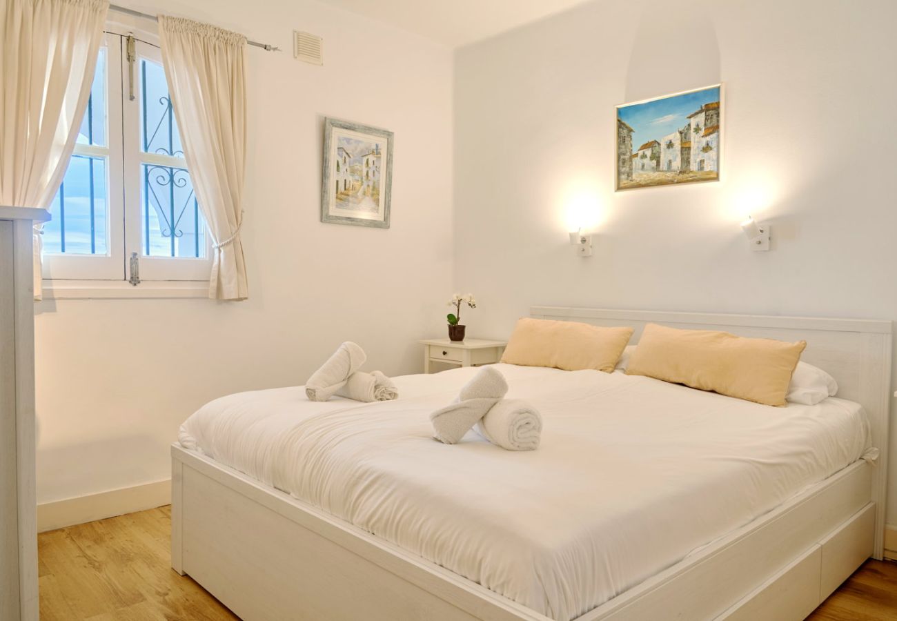 Camera da letto principale con letto matrimoniale e luce naturale.