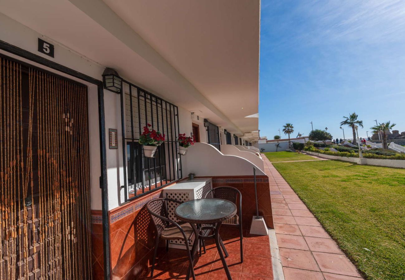 Terrazza al piano terra in Arce 5 con accesso al prato e vista mare.