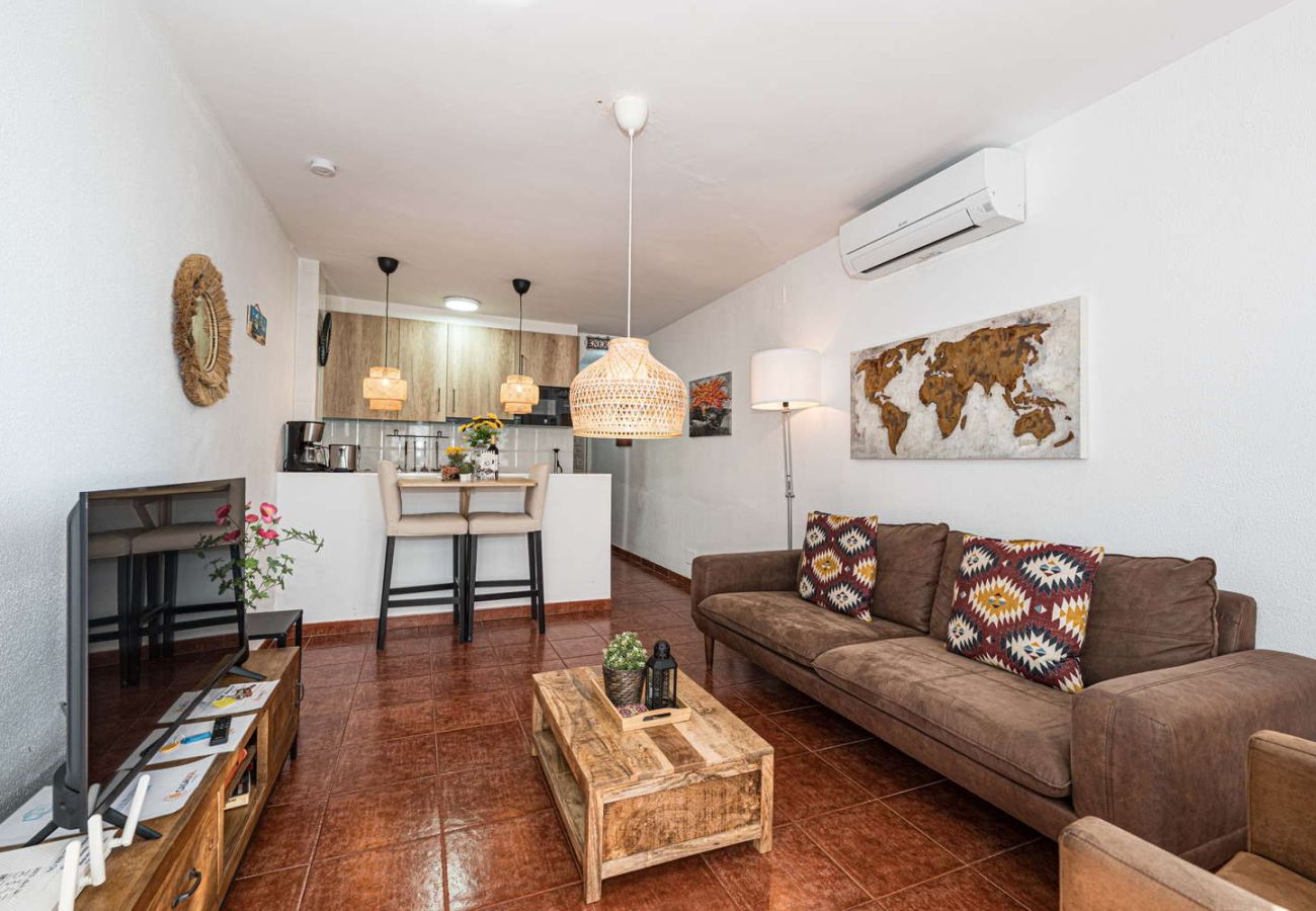 Soggiorno moderno e luminoso con mobili di design nell'edificio Arce 5 Nerja.