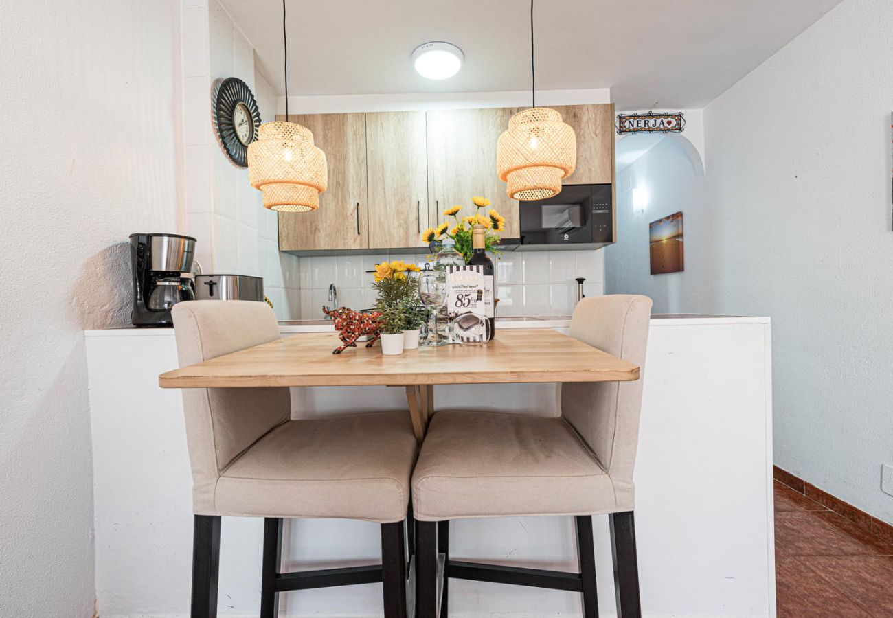 Zona pranzo e cucina a vista con pacchetto di benvenuto Casasol: vino e dolci.