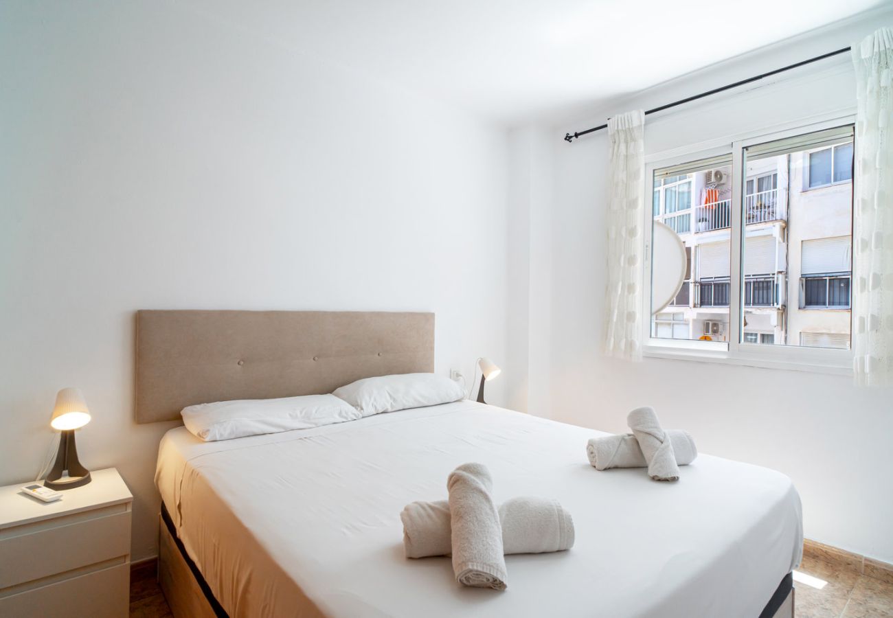 Camera da letto principale con letto matrimoniale e materasso di alta qualità a Nerja.