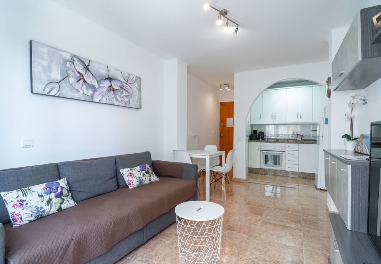 Zona giorno open space con cucina integrata in appartamento per vacanze a Nerja.