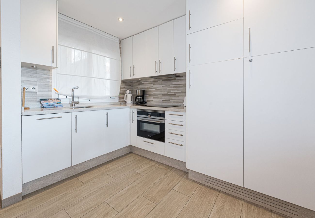 Cucina moderna completamente attrezzata con lavastoviglie ed elettrodomestici a Valparaiso 1B.