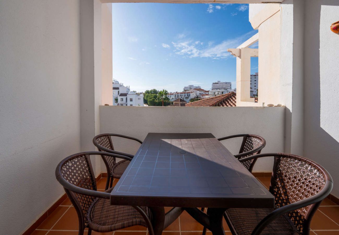 Terrazza privata con tavolo da pranzo all'aperto nell'appartamento Valparaiso 1B Nerja.