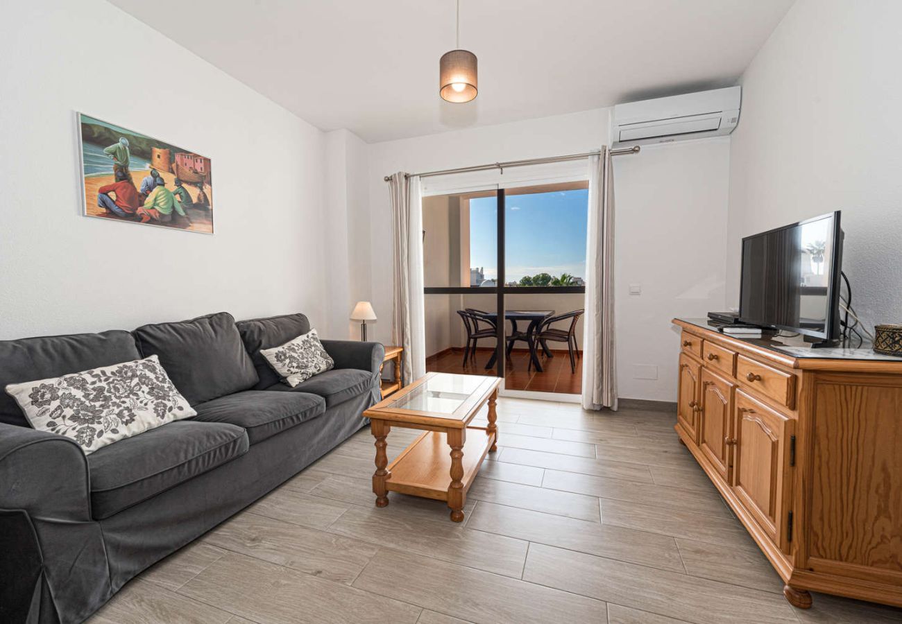 Soggiorno luminoso con aria condizionata e accesso diretto alla terrazza a Valparaiso 1B.