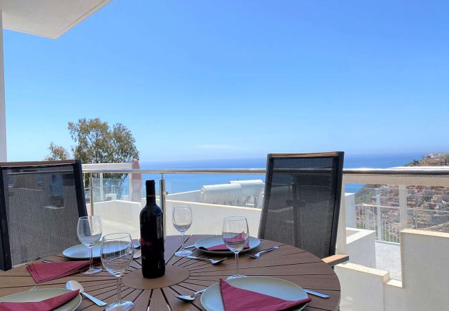Tavolo da pranzo su terrazza moderna con vista fronte mare a Nerja.
