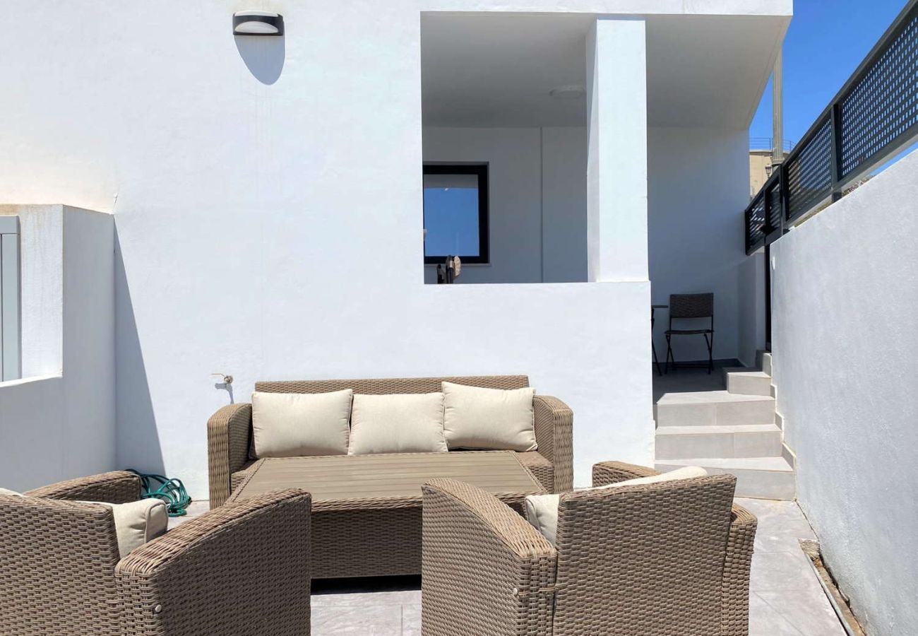 Appartamento con due terrazze a Nerja: seconda terrazza privata con divani e zona lounge.