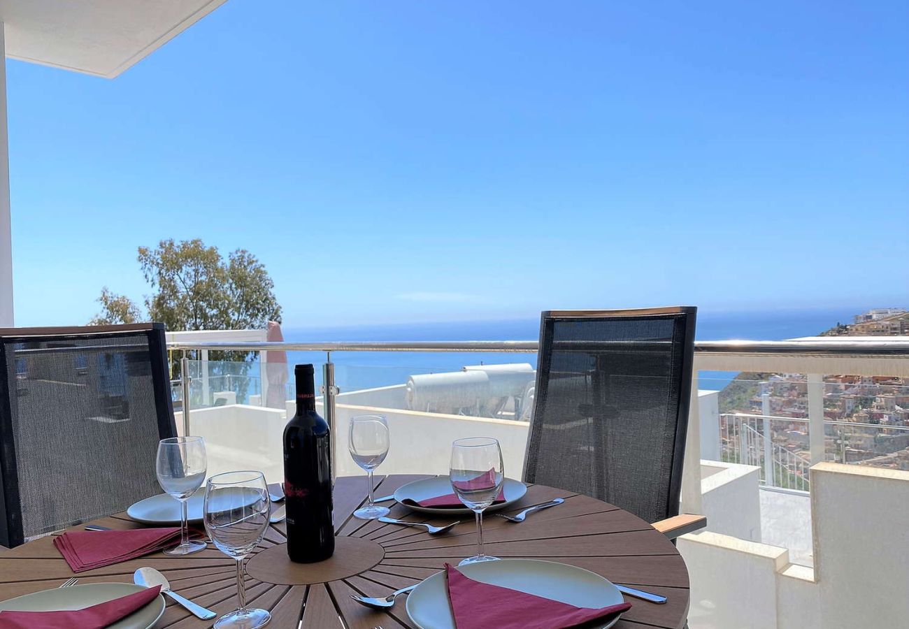 Tavolo da pranzo su terrazza moderna con vista fronte mare a Nerja.