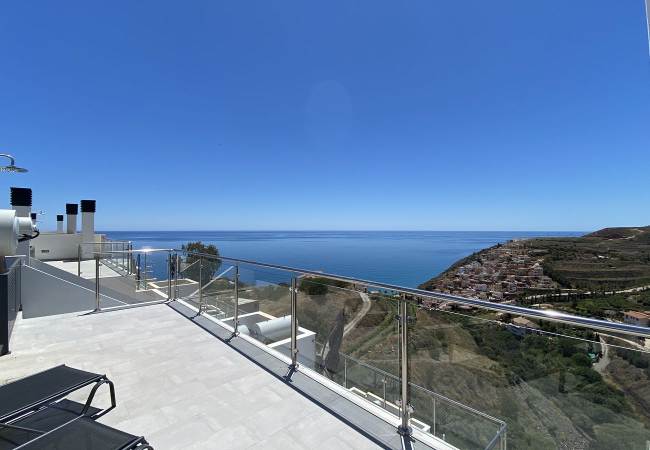 Terrazza privata sul tetto con vista panoramica sul Mar Mediterraneo.