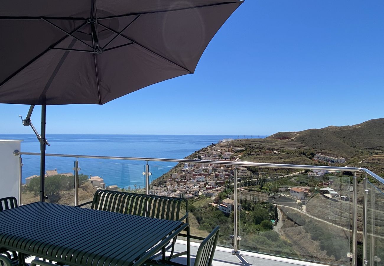 Zona pranzo all'aperto sulla terrazza dell'attico in una giornata soleggiata a Nerja.