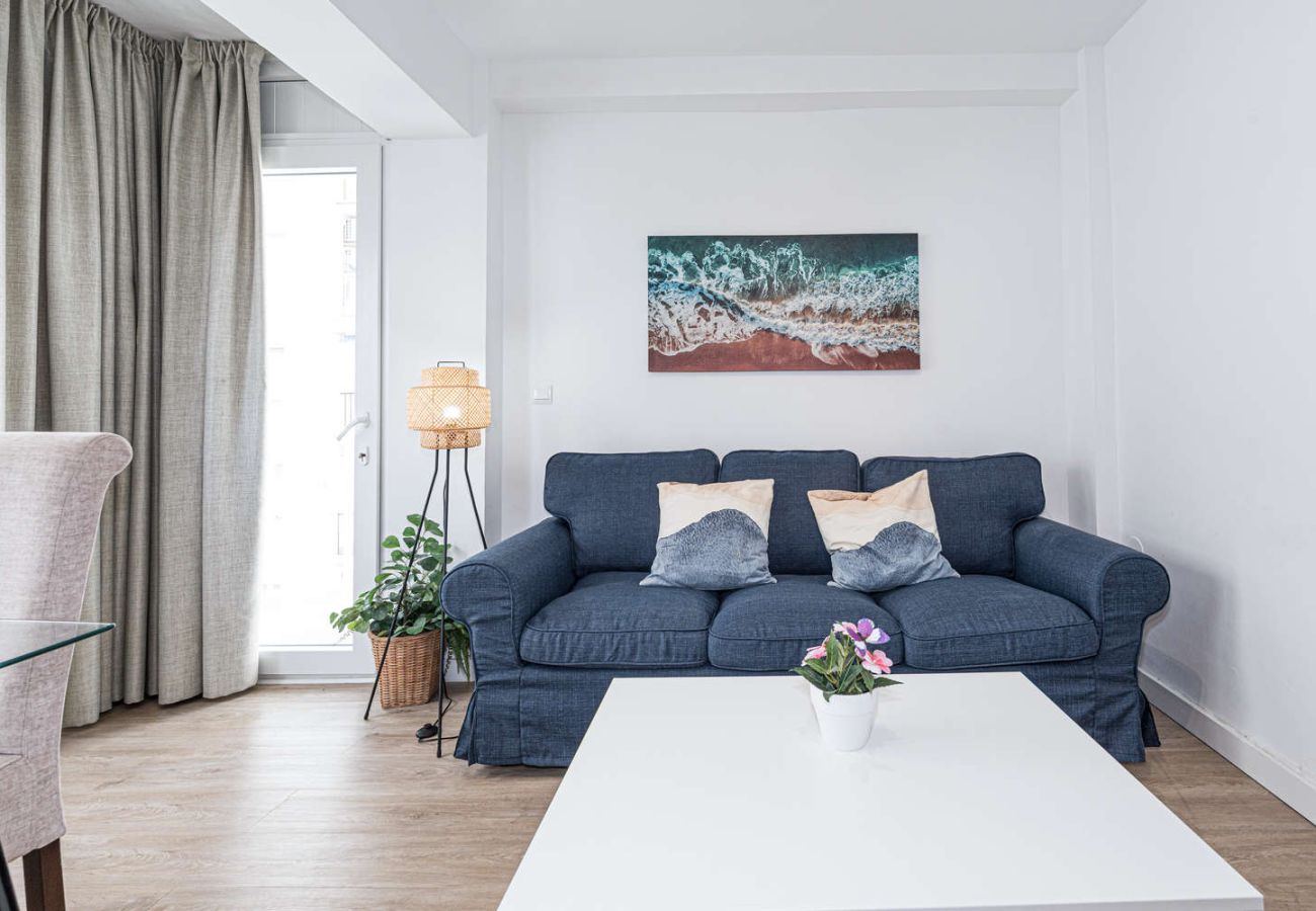 Soggiorno accogliente con divano confortevole e molta luce naturale vicino alla spiaggia a Nerja.