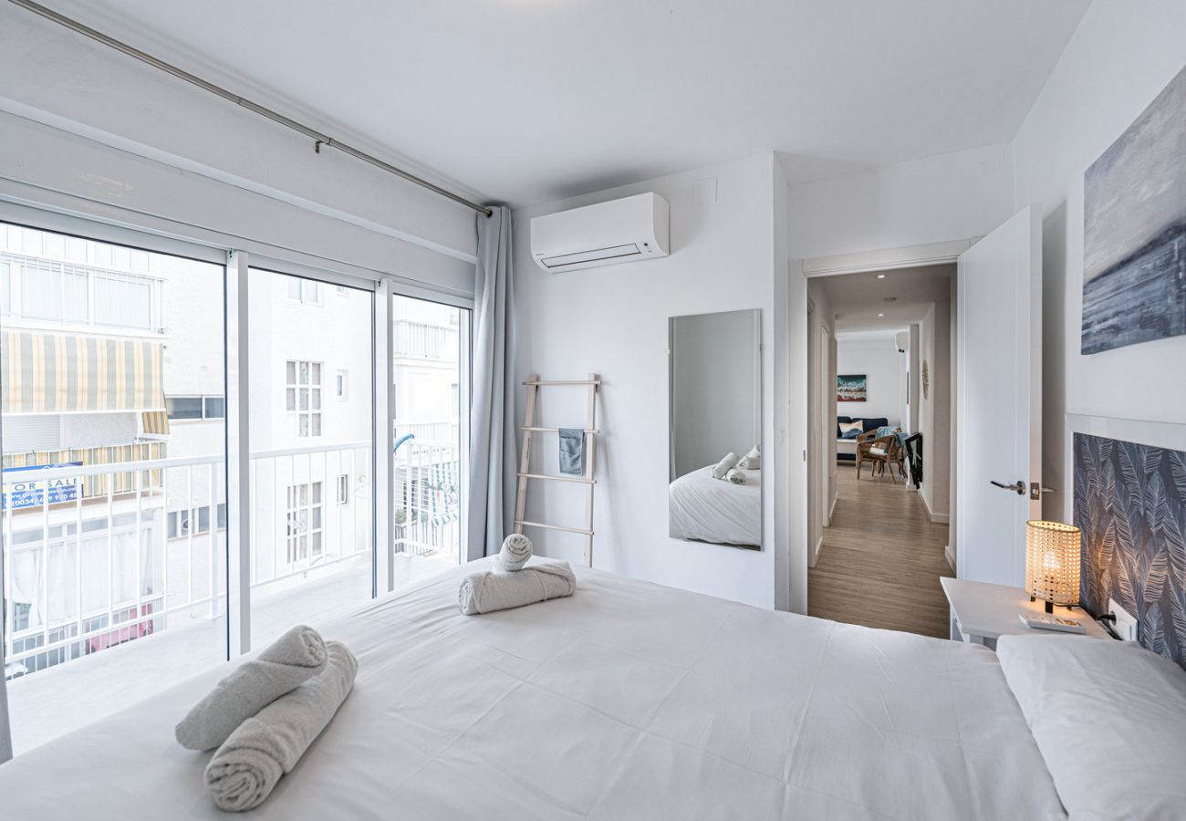 Camera da letto matrimoniale con arredamento moderno nell'appartamento Gaviota 3 Nerja.