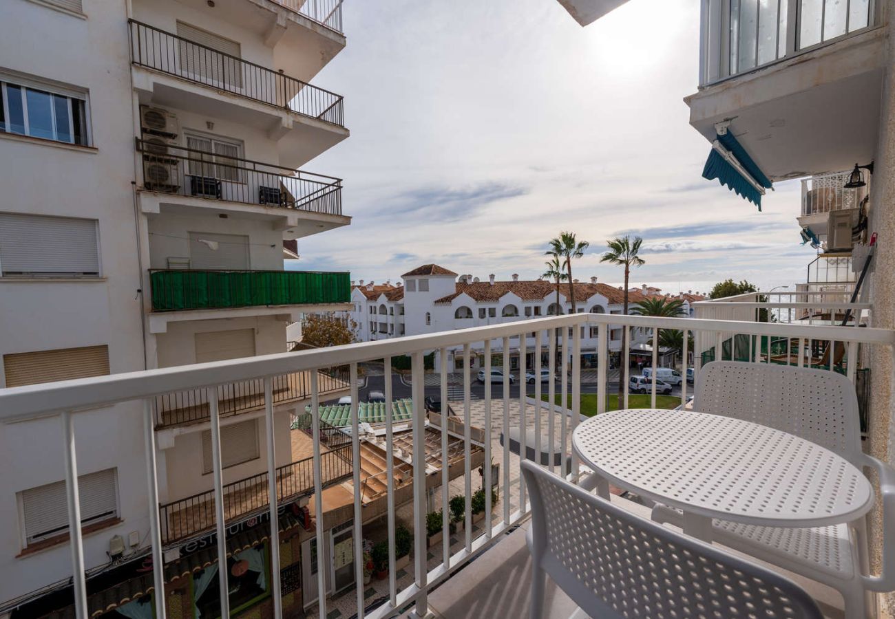 Balcone privato con tavolo e sedie per colazioni all'aperto a Torrecilla Nerja.