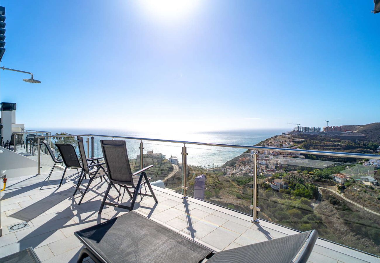 Terrazza solarium privata con barbecue, lettini e vista mare in attico duplex a Nerja.