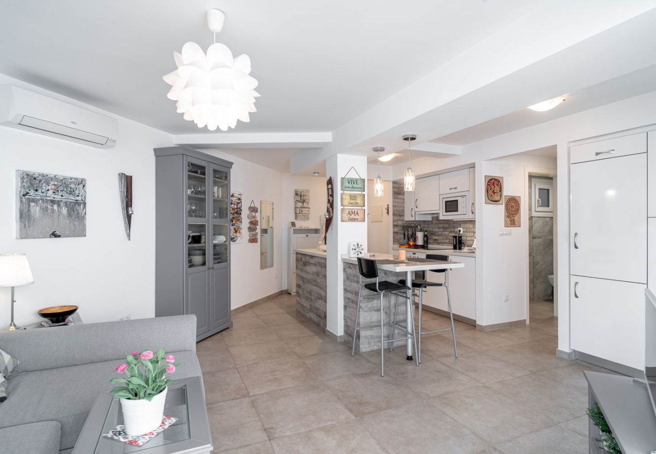 Vista generale del soggiorno e della cucina moderna open space nel centro di Nerja.