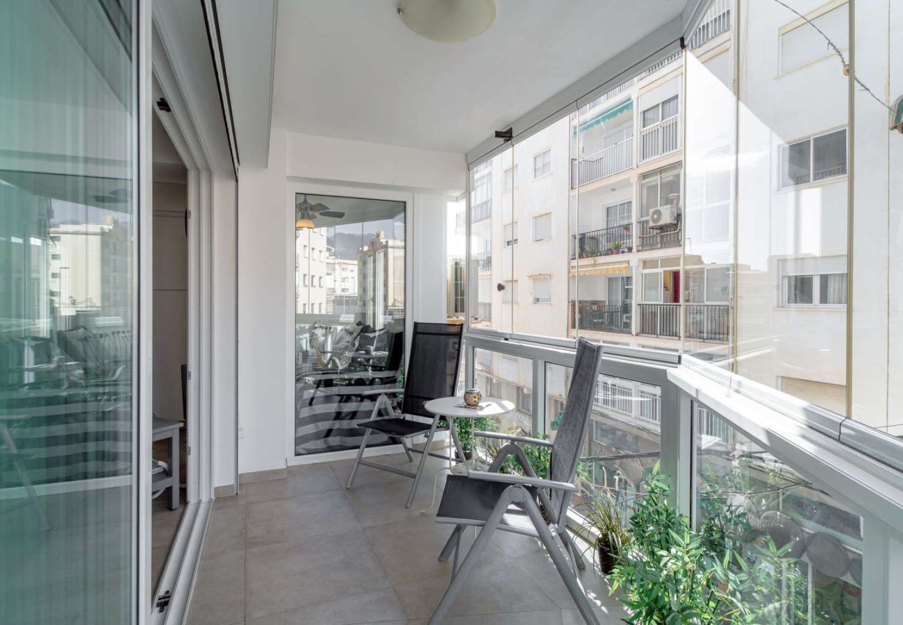 Balcone vetrato con zona salotto per la colazione nel centro di Nerja.