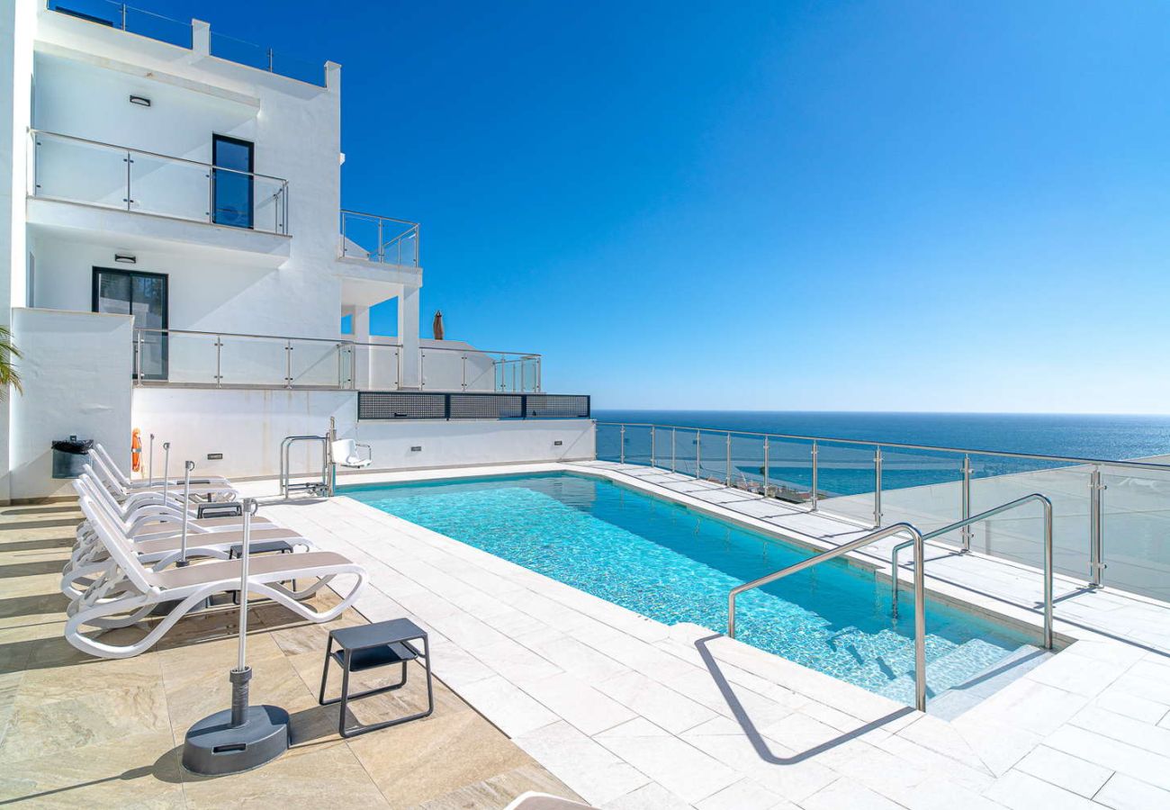 Piscina condominiale di acqua salata aperta tutto l'anno nel complesso Terrazas de Ladera, Nerja.