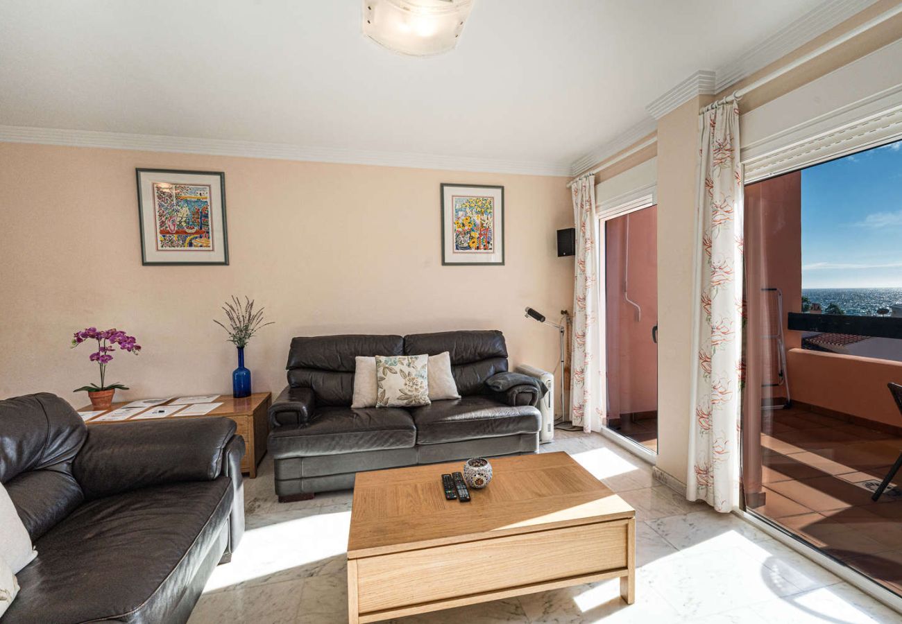 Soggiorno moderno e luminoso con accesso al balcone privato a Nerja.