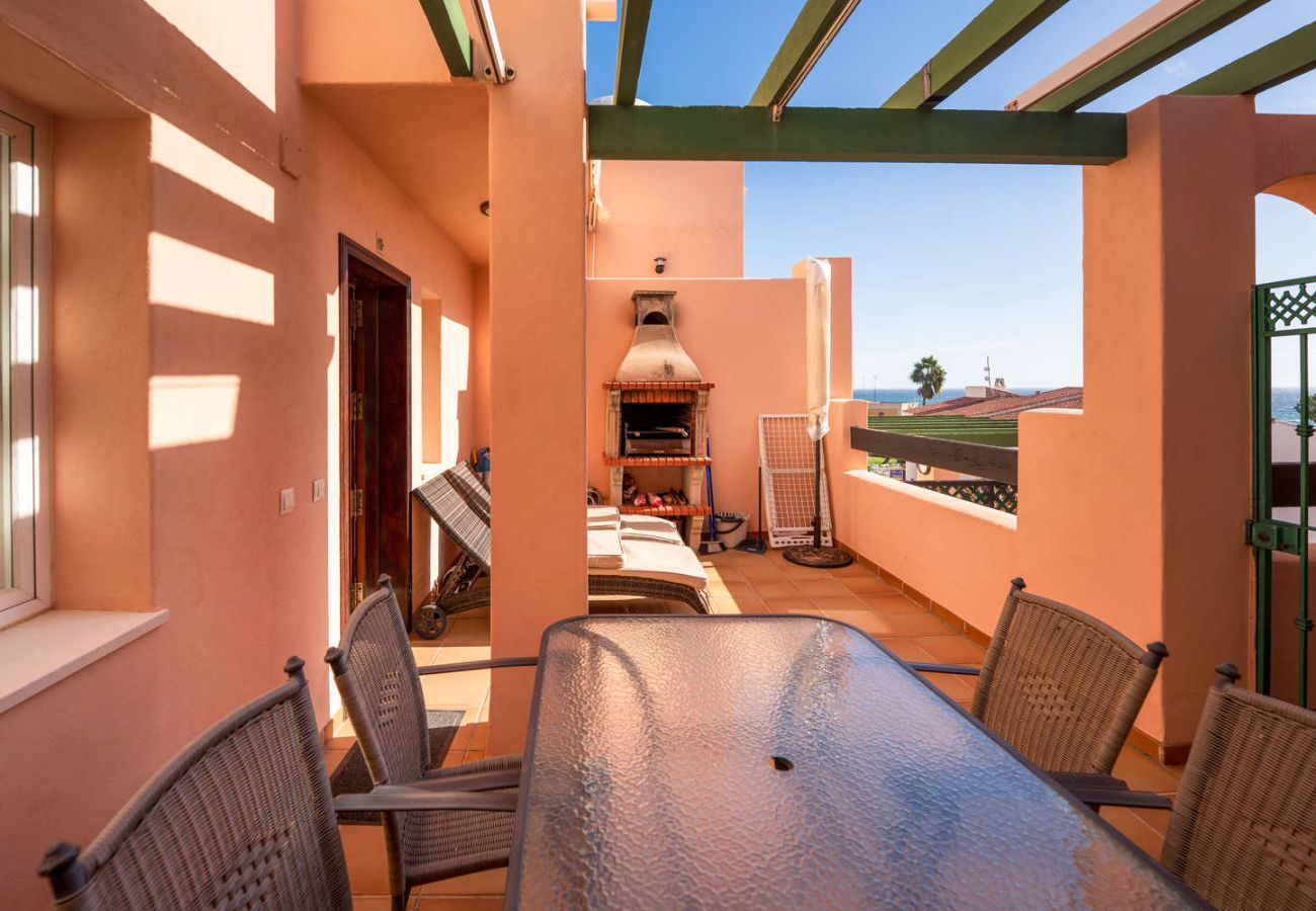 Terrazza panoramica privata con barbecue, lettini e vista mare a Nerja.