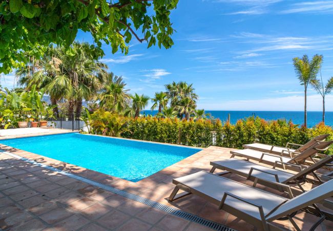 Piscina privata in prima linea sul mare a Villa Lorca, Nerja.