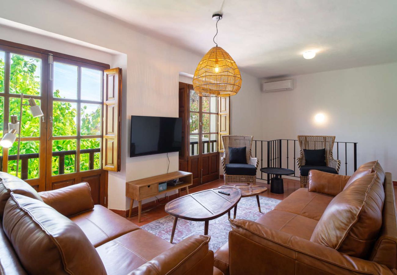 Ampio soggiorno-sala da pranzo con arredamento moderno e comodi divani a Villa Lorca, Nerja.